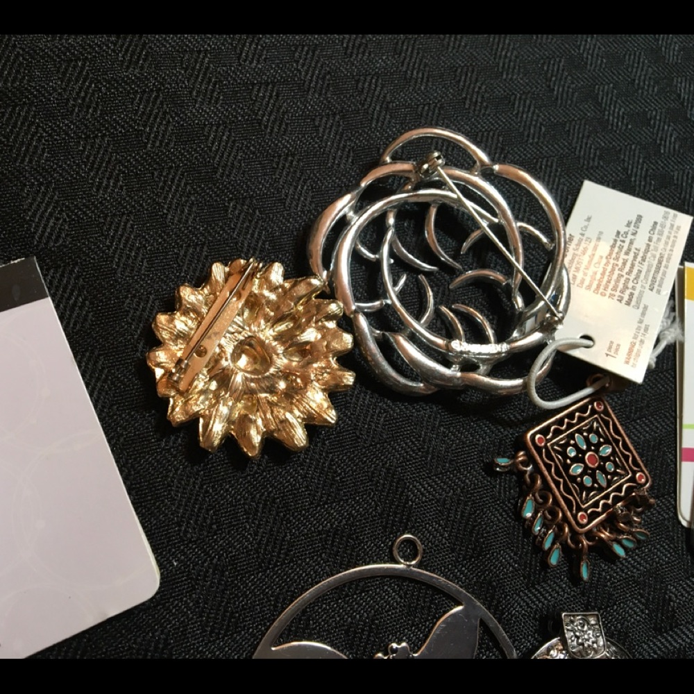 Lot of (18) metal pendants ,  (2) brooches. - Picture 6 of 8